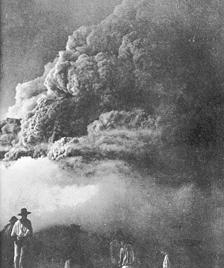 Pobladores observan la nube de cenizas de 1902. Wikimedia Commons